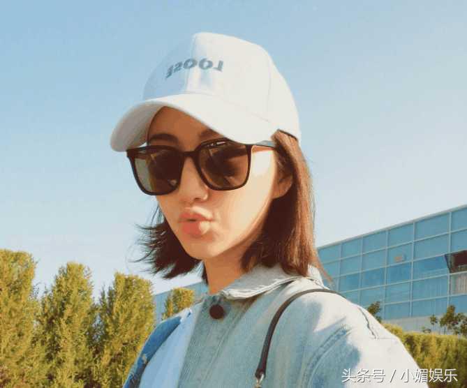 景甜晒嘟嘴自拍照回复评论：宝宝你脚臭景甜称呼的宝宝是谁？