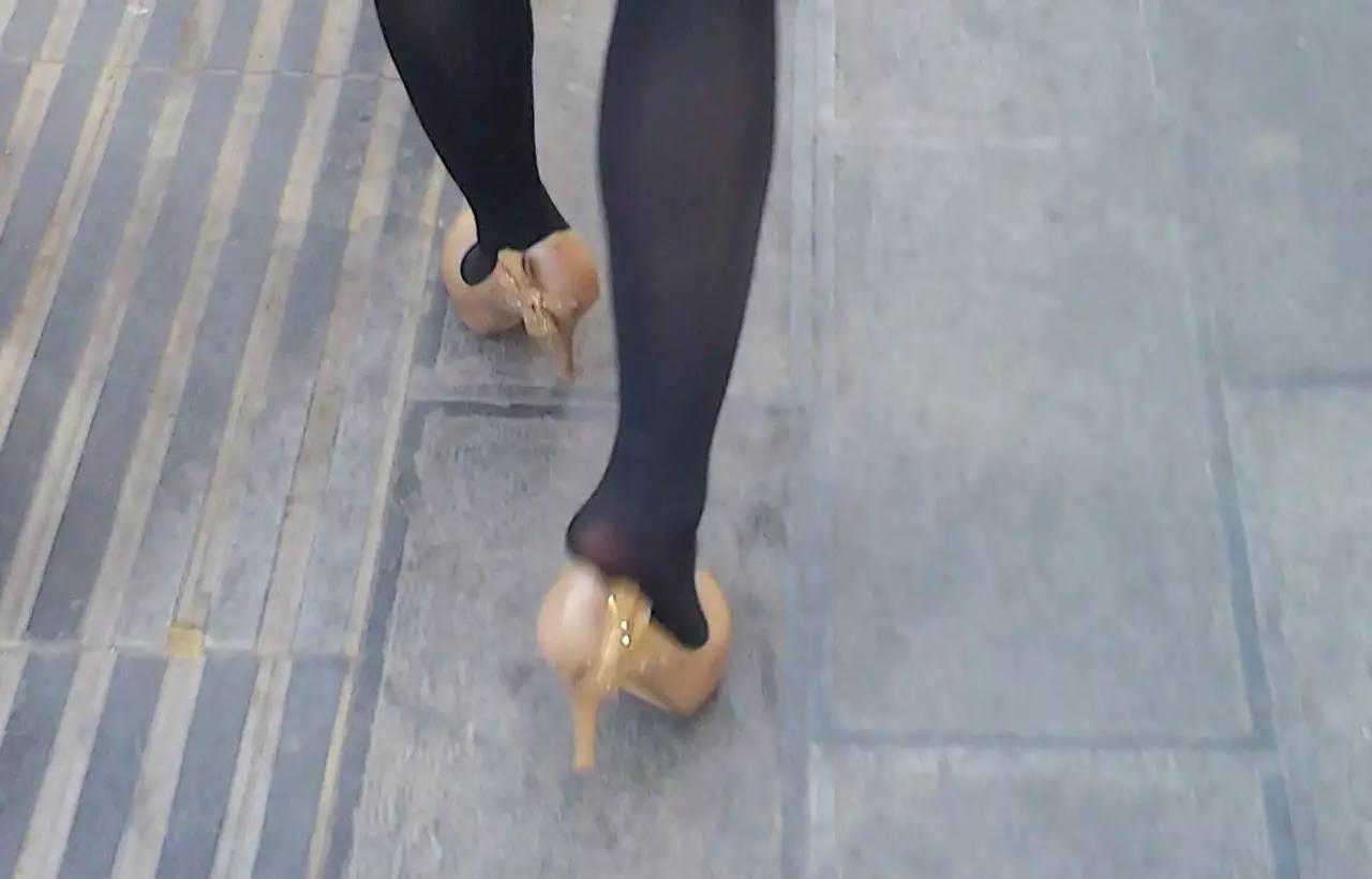 鞋子前面顶脚怎么办,鞋子顶脚趾头很痛怎么办