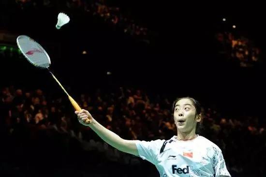 高远球一定要抬肘吗,高远球也要内旋发力么