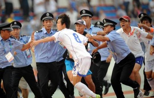 中国受处罚的足球裁判,足坛球员殴打裁判会有什么处罚