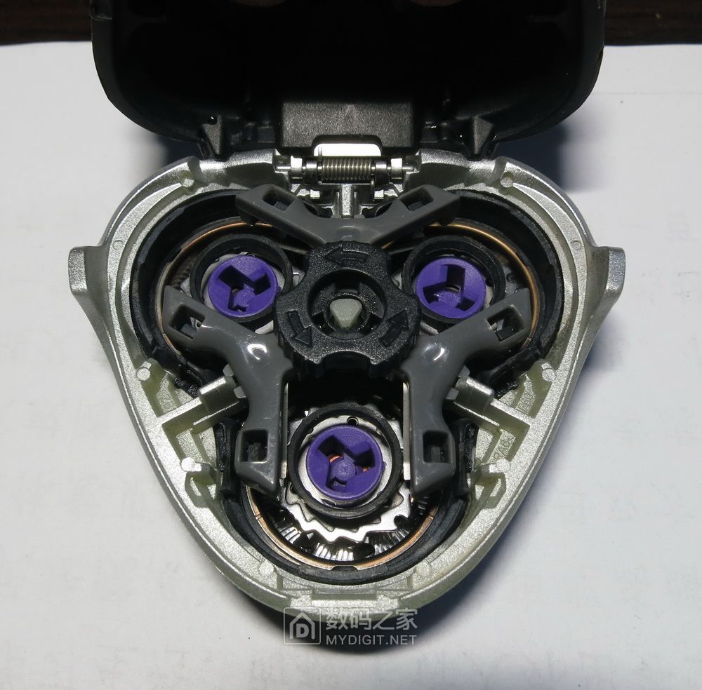 飞利浦三头剃须刀刀头拆卸清洗,传统剃须刀剃须的感受