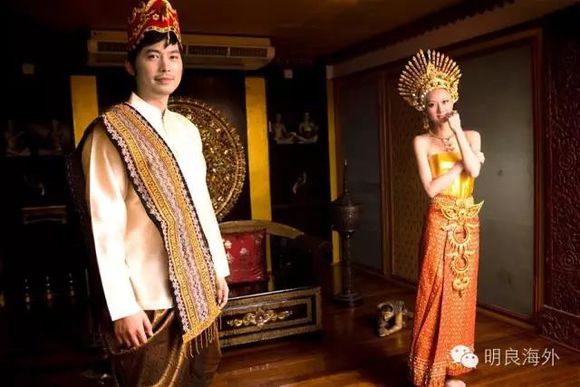 傣族服装和泰国服饰看着差不多实有大差异能够区分五个以上细节的不同你就是时尚达人