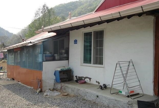 闺蜜远嫁韩国农村,闺蜜嫁到农村见到房子惊呆了