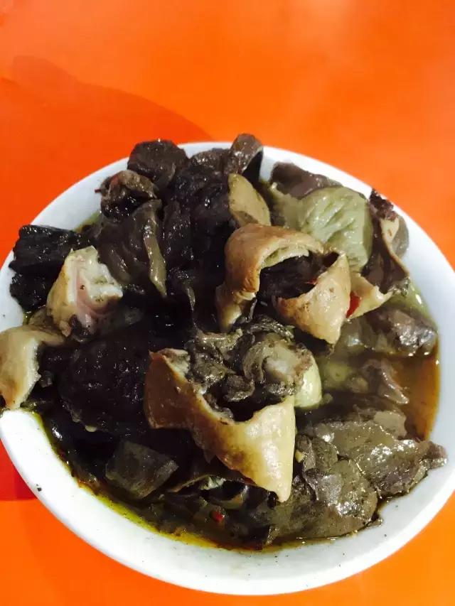 如果你到了内黄，看那些灌肠摊前，一个个吃灌肠人的吃相，就是不饿，也会忍不住前去来一碗！