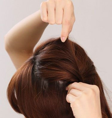 扎头发花苞头教程图解,花苞头的简单扎法蓬松中长发