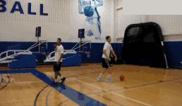 打篮球防守正确的姿势,防守球员的正确防守姿势