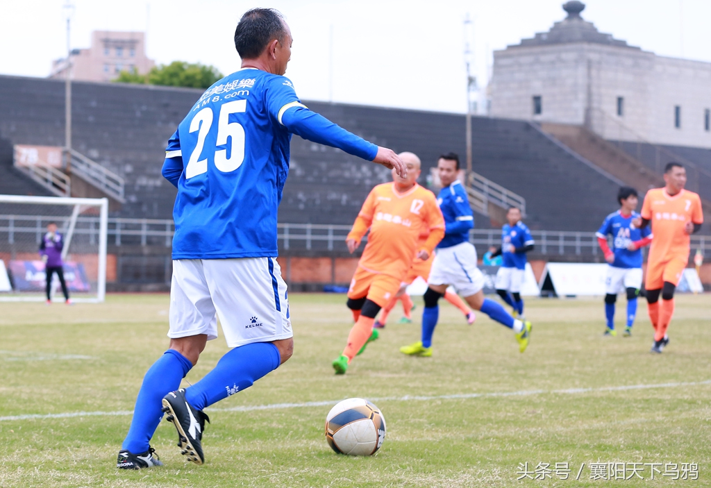 穿着破球鞋的人,穿碎钉足球鞋的职业球员