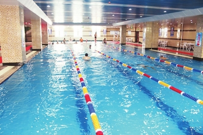 游泳池生存指南！不会游泳的人怎么在泳池防止尴尬？