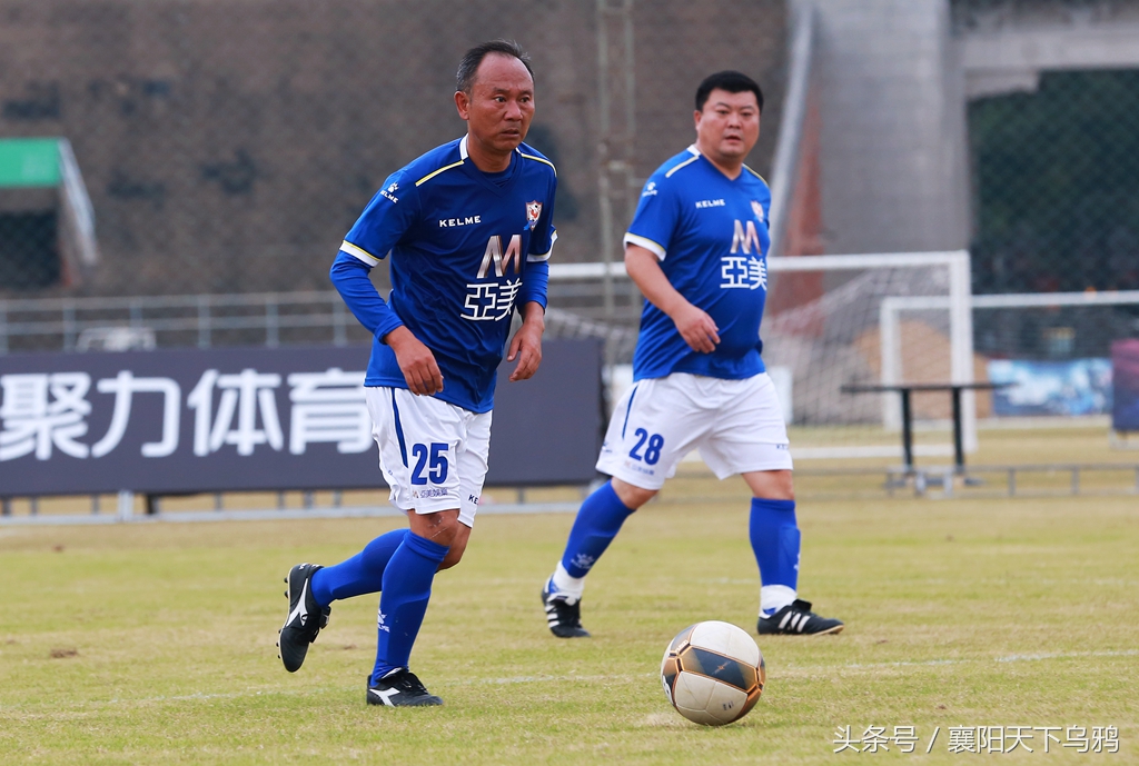 穿着破球鞋的人,穿碎钉足球鞋的职业球员