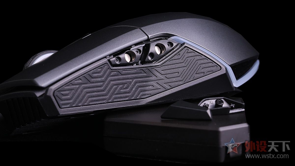 小手玩家的福音，玩家国度这款电竞鼠标针对中小手型设计，拥有便捷的可更换微动和侧键功能