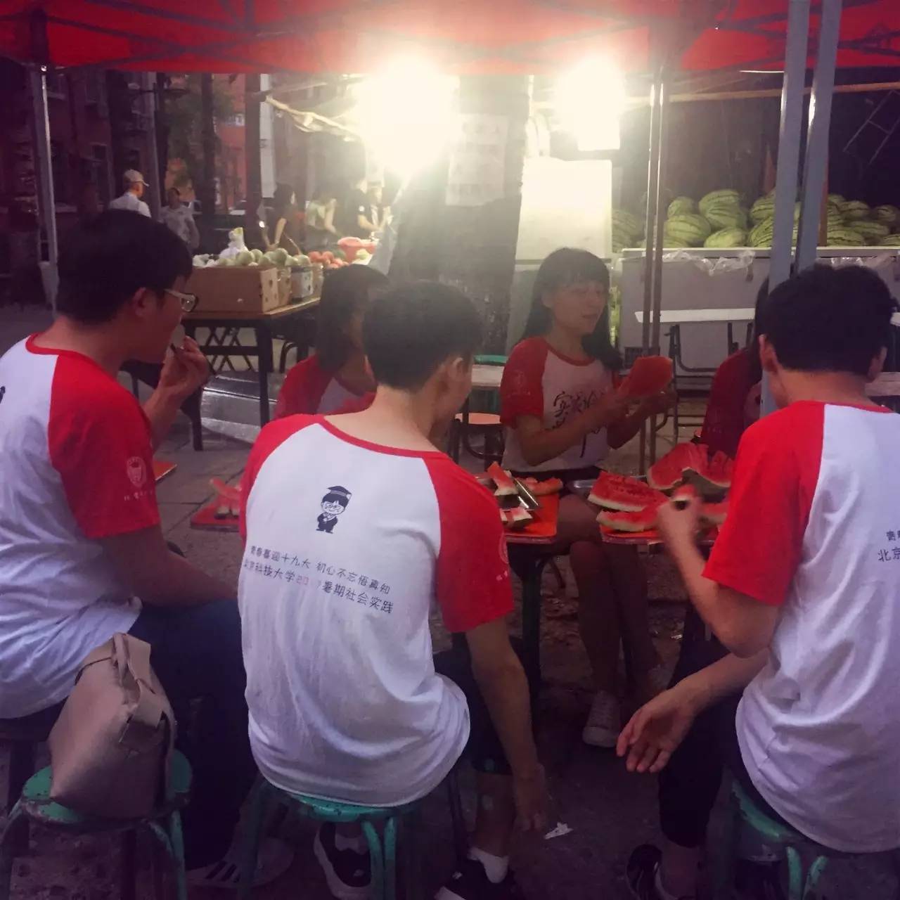 北京科技大学这个西瓜摊神了，一到夏天就成北科吃货聚集地