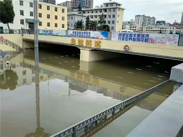 鏆撮洦琚煄韬奖瑙嗛,鏆撮洦琚煄杞﹁締琛屼汉瑙嗛