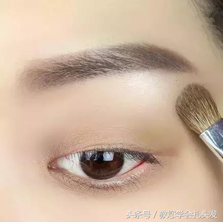 终于知道为什么明星们都爱扎这款气质甜美蛋卷头，迷人优雅又时尚，快来试试吧