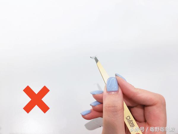 新手怎么贴假睫毛不失误 (如何贴假睫毛才自然)