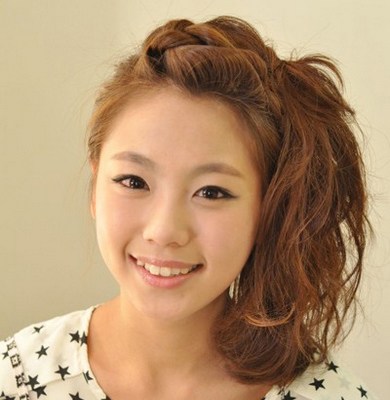 扎头发花苞头教程图解,花苞头的简单扎法蓬松中长发