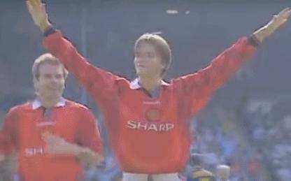 96年贝克汉姆中场吊射,贝克汉姆17岁中场吊射惊艳全英伦