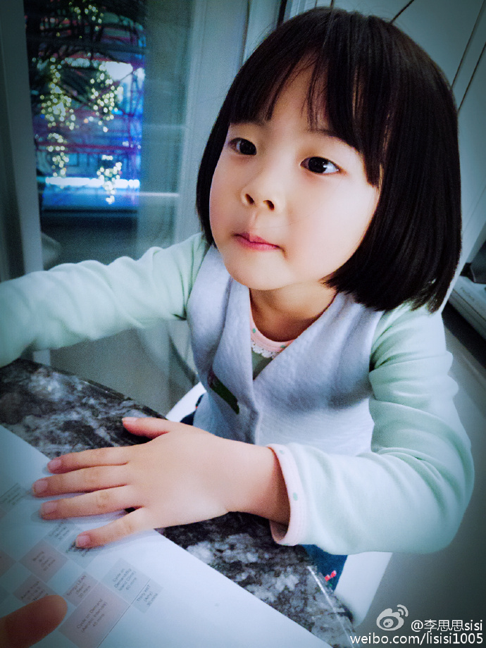 当年被骂惨的《会有天使替我爱你》女主如今减肥成功神角度撞脸奶茶妹妹，女儿“开心”与小S女儿像双胞胎？