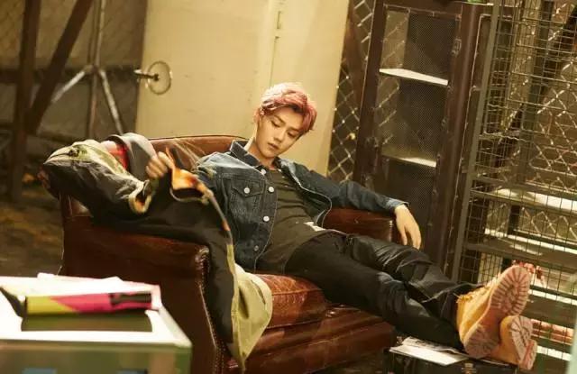 LUHAN鹿BOSS一直都在吃的路上进步向前他还在音乐之路上很成功