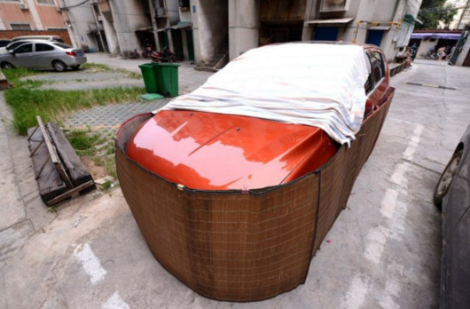 九只老鼠在车内筑窝，还藏了一堆的粮食，吓得车主连床单都用上了