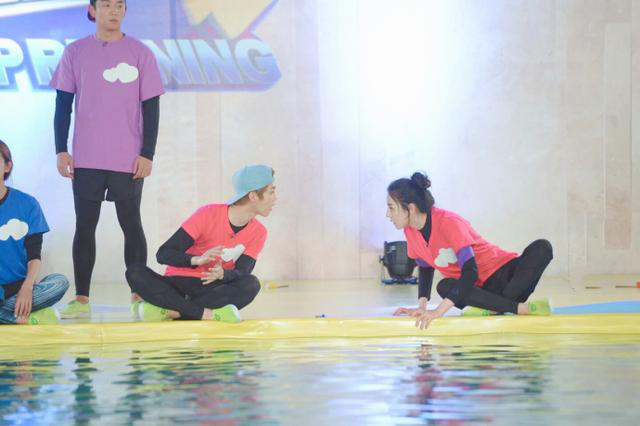 鹿晗对热巴和乔欣态度,鹿晗看热巴和乔欣跳舞