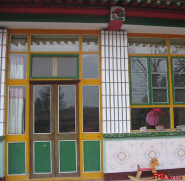 大风吹得窗户吱吱响怎么办,阳台窗户刮风有很大的嗡嗡响