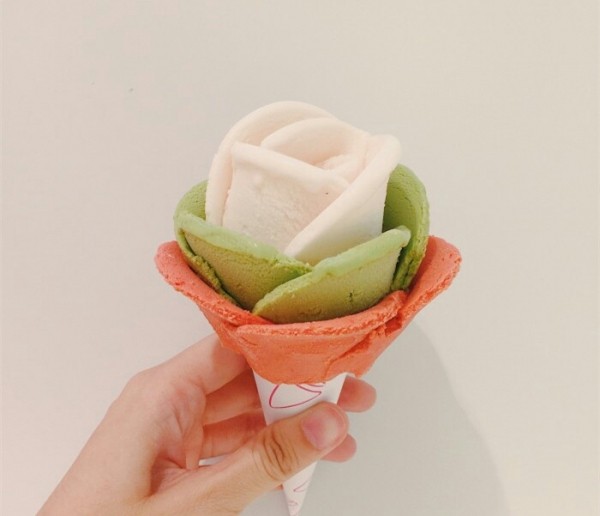 天气这么热还不来个清爽的冰淇淋,这么热的天唯有冰淇淋不可辜负