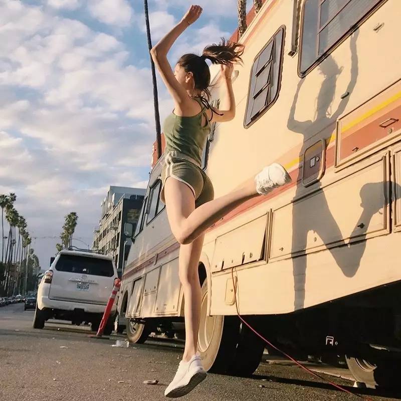 草野球场的年轻人里，总有些逗逼能笑死你