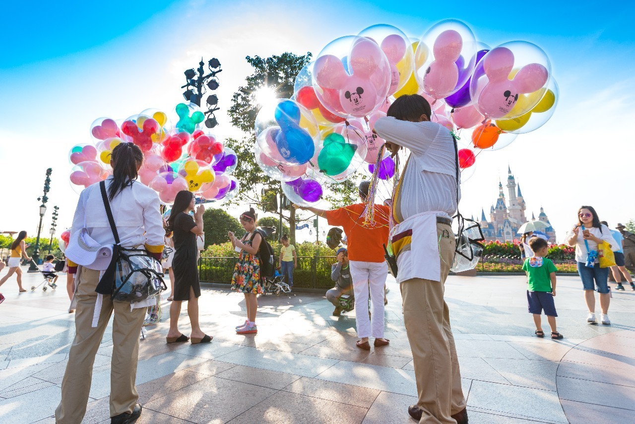 「城事」热浪滚滚仍坚守他们在浦东迎接着“烤”验→