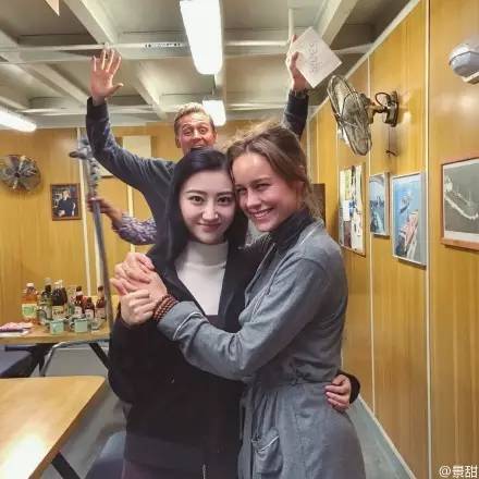 竟然是她？！亲昵合影新科奥斯卡影帝影后的这位中国女星已经在国际化的道路上把冰冰和baby们甩了好远好远