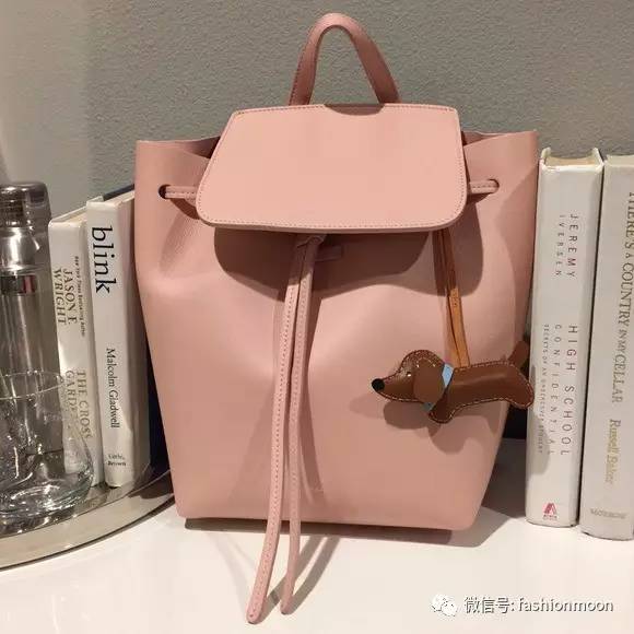 夏天适合背双肩包吗,夏天背双肩包还是斜挎包好看