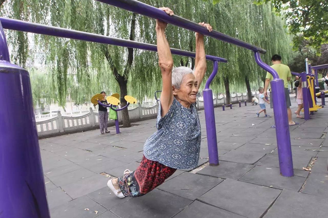 双杠老奶奶,七旬奶奶倒挂单杠一字马
