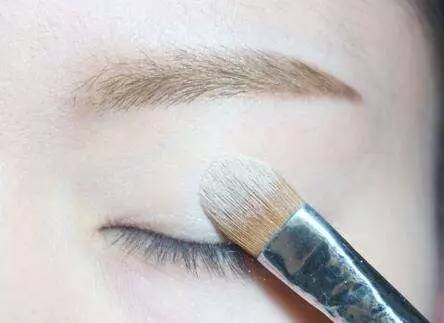 眼线总是晕到上眼睑怎么弄,眼线怎么才不会晕妆