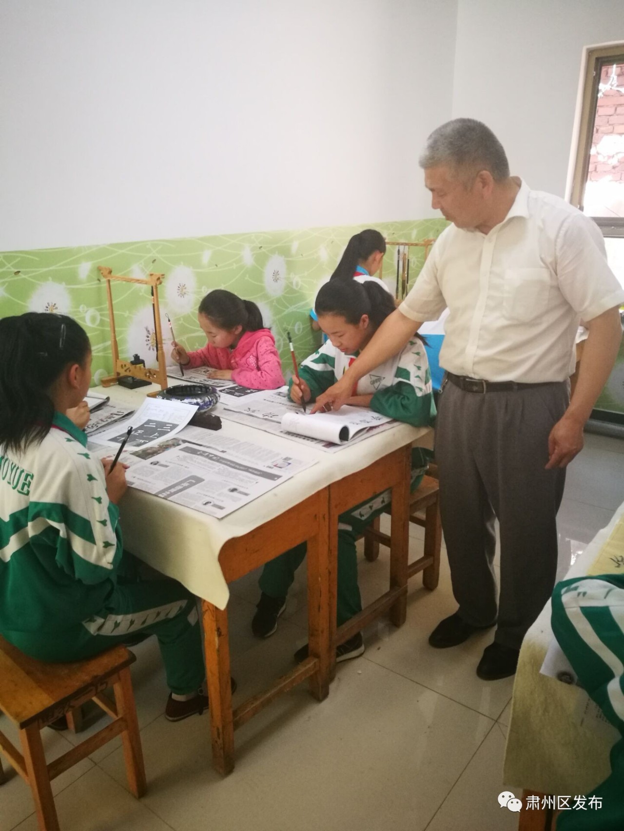 打乒乓球的快乐小朋友,打乒乓球的小朋友背景绘画