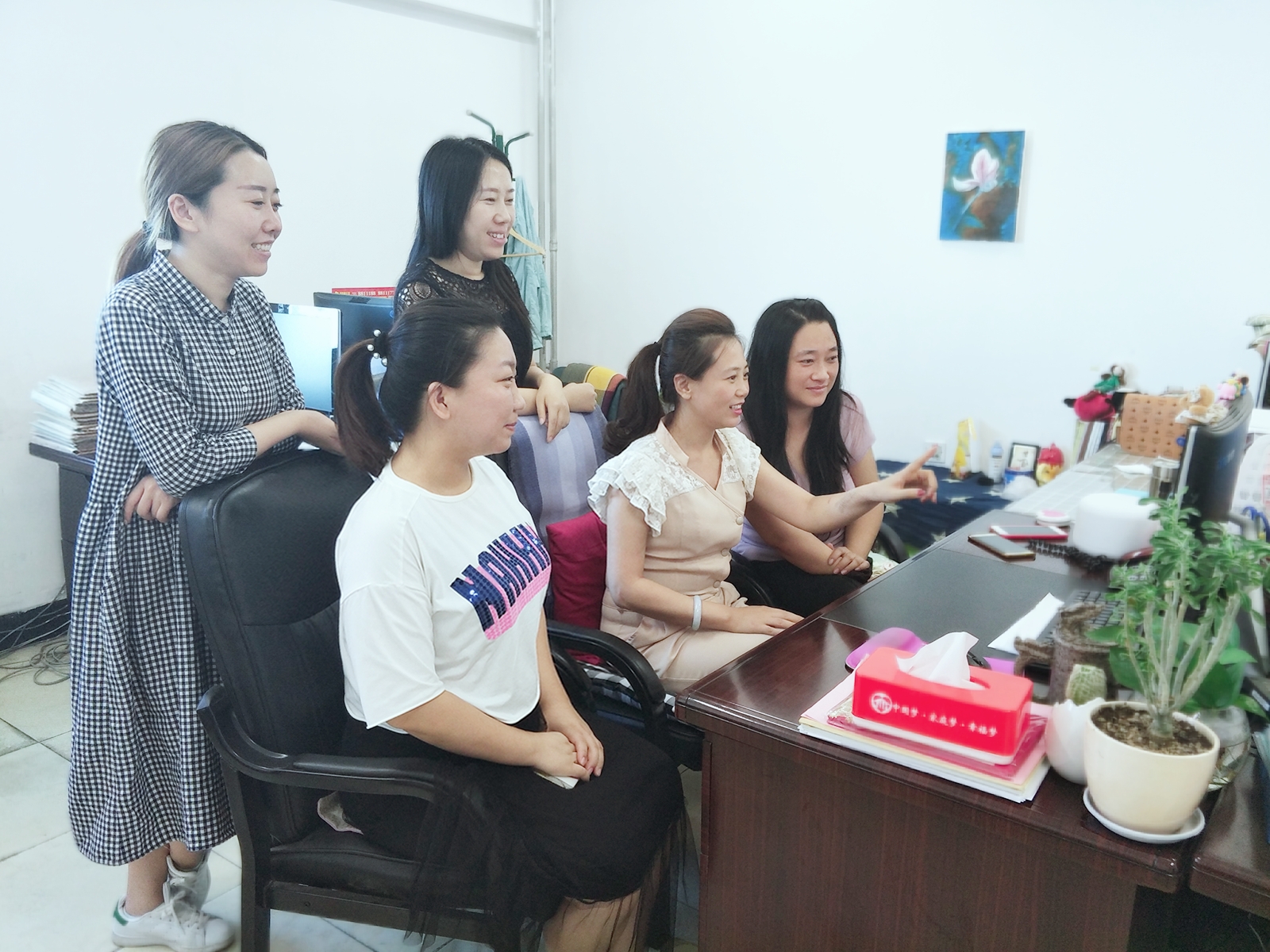 科尔沁区各族各界妇女喜迎自治区成立70周年巧手描绘北疆靓丽风景线