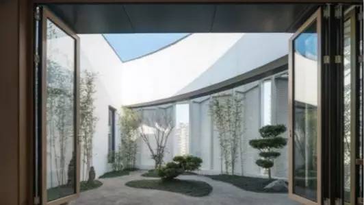 “幸运草”、“水晶盒”……这些地铁、公交站附近竟有如此魔幻的建筑