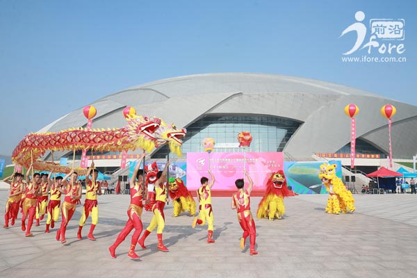 全运火炬传回西安奥体,全运火炬围观