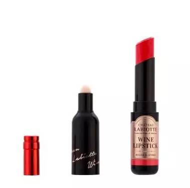 被泼了一身红酒 (地面泼到红酒饮料怎么办)