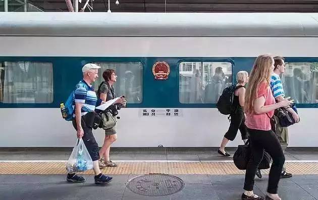 火车去青海沿途风景,青海人出国很难吗