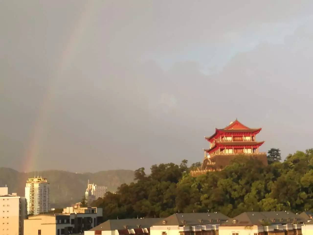 福州突然下起冰雹！气温秒降11℃！雨后的福州简直美如画！「新闻客」