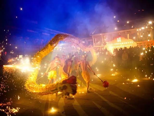 天气这么热都去哪玩,天气这么热去玩什么呢