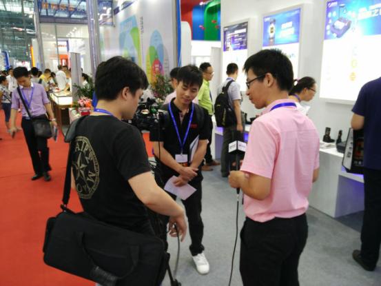 燃爆IOTE2017!捷宝高配新品刷新扫码效率,外国友人大呼震惊!