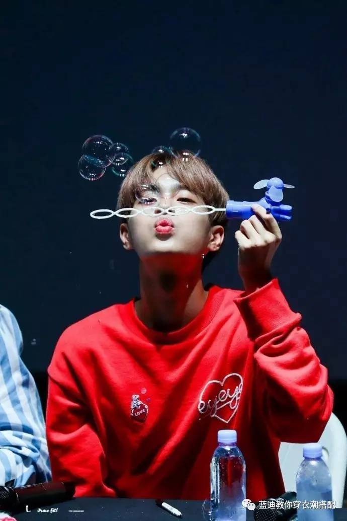 王源演唱会穿秀禾服,王源沸腾之夜黑西装