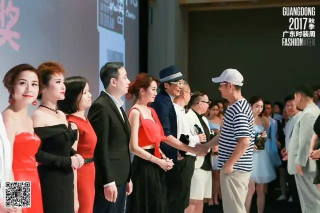 “莫澳欣，你设计的服装哪里可以买得到？！”