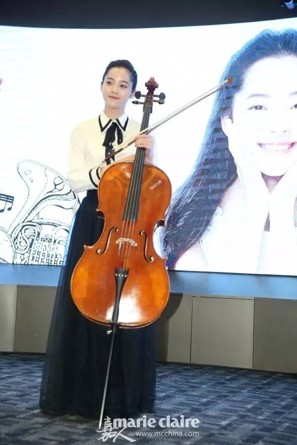 领口黑丝带搭得好时尚Icon，搭不好隔壁村服务员阿花