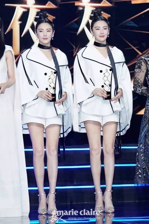 领口黑丝带搭得好时尚Icon，搭不好隔壁村服务员阿花