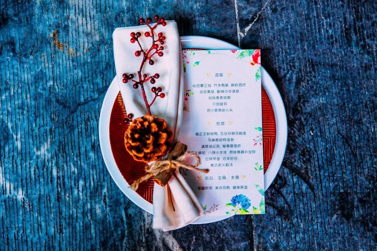 庭院婚礼中式红色系,红蓝撞色庭院中式婚礼