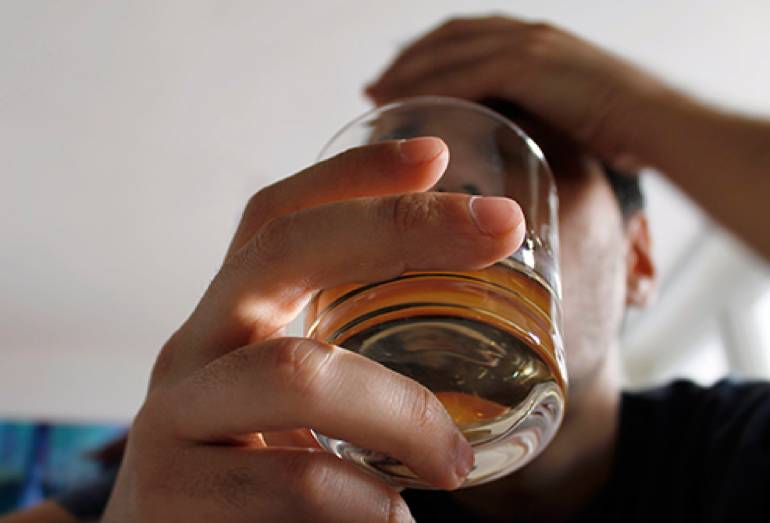 为什么脚肿了晚上特别疼,为什么坐久了腿肿脚肿