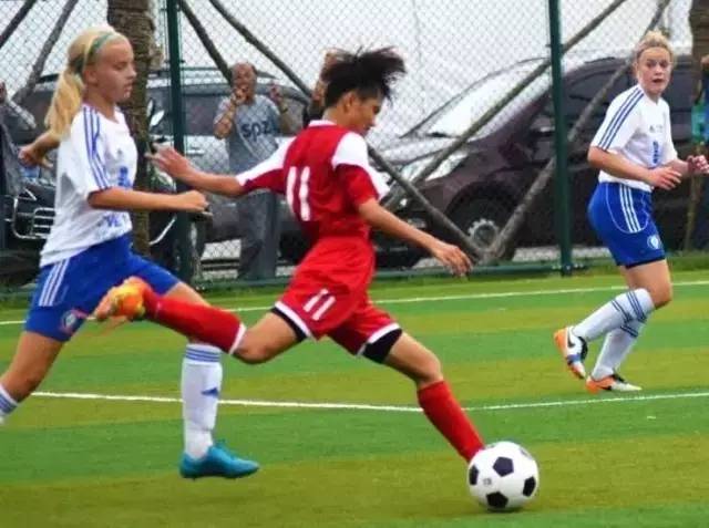 这群15岁就会结婚的女孩，一边捡垃圾一边踢球，竟连续三年勇夺世界冠军