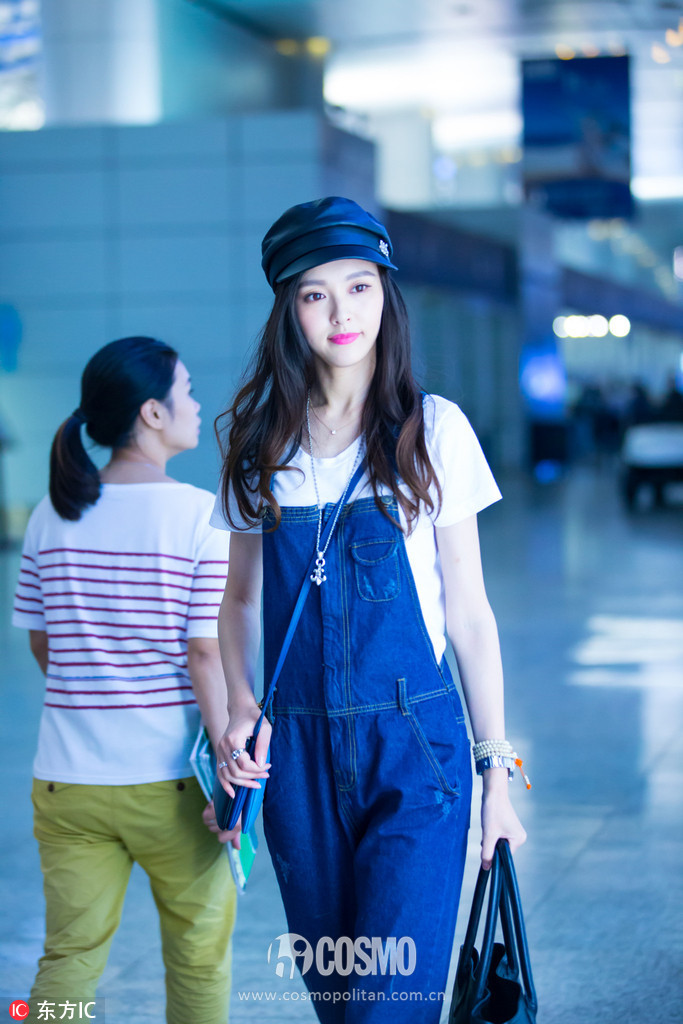 刚买完周冬雨的条纹西服，我又盯上了高圆圆的薄风衣