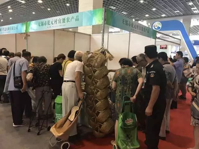 无锡吃货快去!2000多种商品,*疆新**红枣、台湾凤梨酥、阳山糯米饼分分钟抢空……看完只想立刻冲去现场!